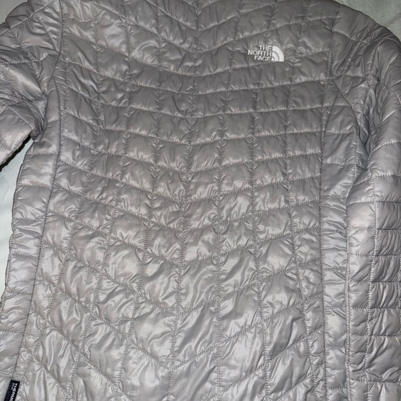 The North Face Women's Silver Puffer Jacket - Picture 4 of 4